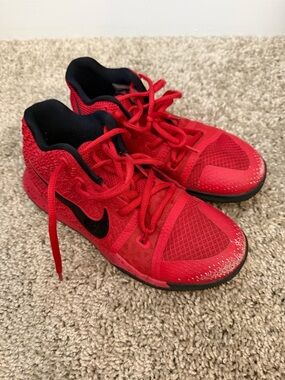 Nike Kyrie 3 GS 'Candy Apple 
Size 3 Boys Basketball Shoes